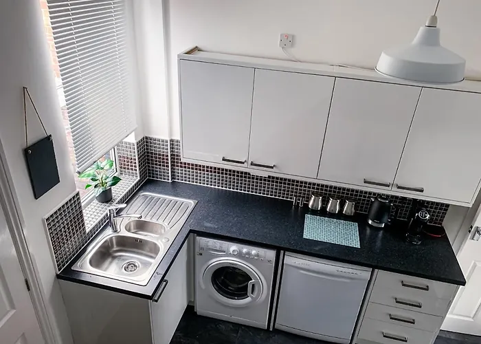 Maple House - Quaint Victorian With Free Parking