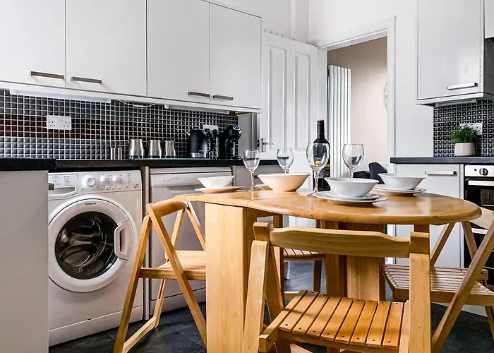 Maple House - Quaint Victorian With Free Parking *