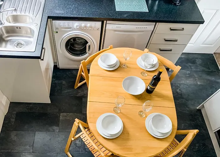 Maple House - Quaint Victorian With Free Parking