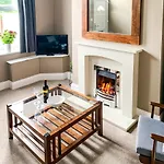 Maple House - Quaint Victorian With Free Parking Apartment