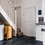 Apartment Maple House - Quaint Victorian With Free Parking *