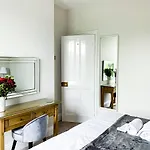 Maple House - Quaint Victorian With Free Parking Apartment *