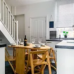 Maple House - Quaint Victorian With Free Parking Apartment