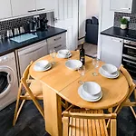 Maple House - Quaint Victorian With Free Parking Apartment