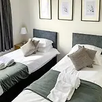 Maple House - Quaint Victorian With Free Parking Apartment *