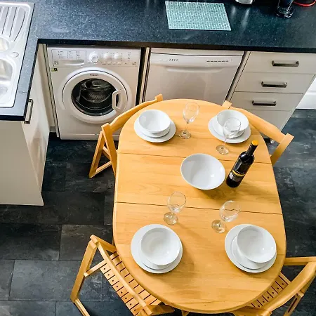 Maple House - Quaint Victorian With Free Parking